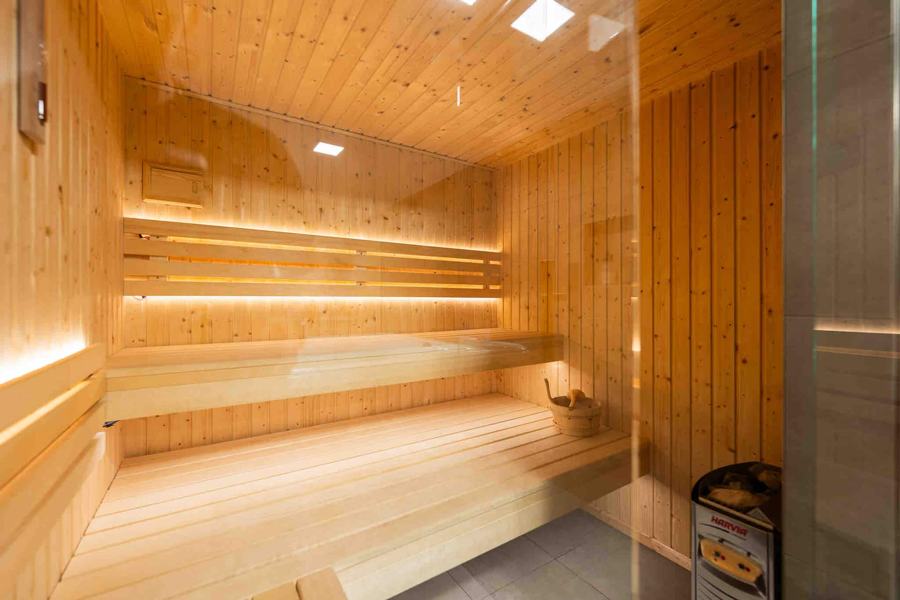 Finská sauna se světlými lavicemi a nepřímým osvětlením